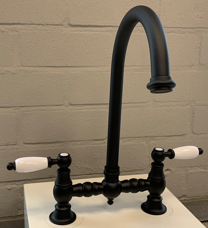 Pb Nostalgische Brugkeukenkraan Mat Zwart Ronde Uitloop Met Witte Hendels Pbn Zw R Wh